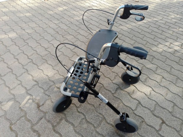 Fkkel felszerelt Rollator orvosi segdeszkz. 