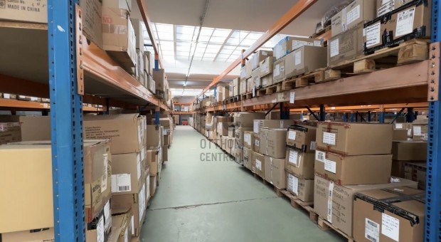 Fektessen be a j�v�be: �zleti ingatlan, rakt�r �s irod�k V�con.