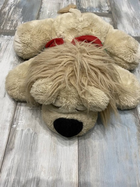 Fekv� pl�ss kutya