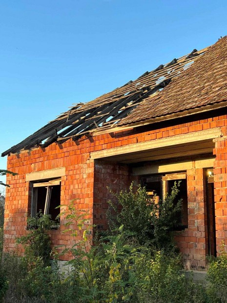 F�l k�sz h�z elad�!