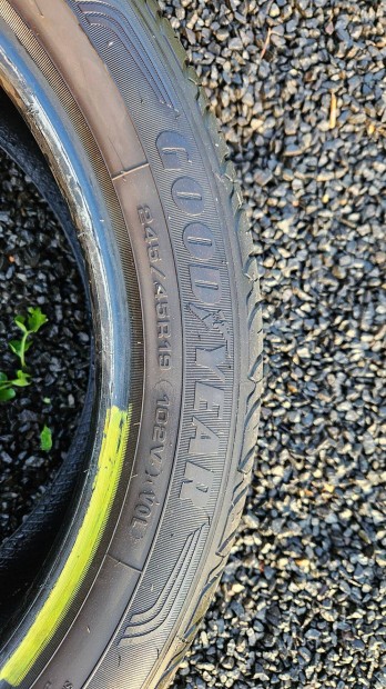 Féláron eladó kevés km-t futott Good Year 245/45 R 19 nyári gumiszett