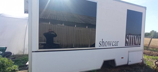 Fel�p�tm�ny elad� ,bemutat� aut�n volt