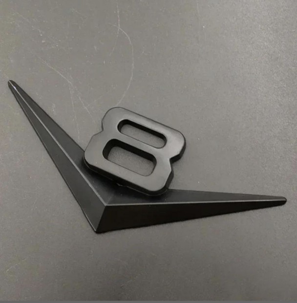 Felirat V8 Matt fekete elad�