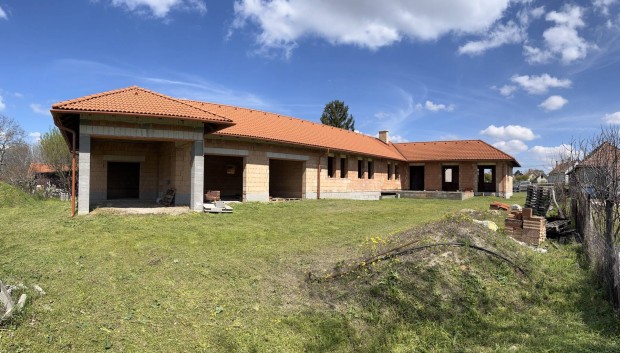 Félkész nagy méretű családi ház