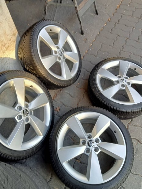Felni Alufelni R17 gyári Skoda Passat Volkswagen 5x112 téli gumi
