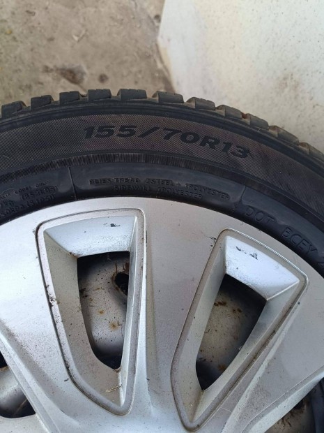 Felni, gumival �s d�szt�rcs�val