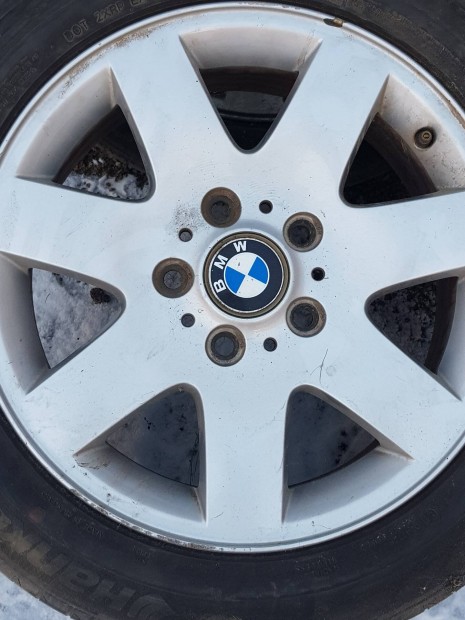 Felni gumival egyt elad.