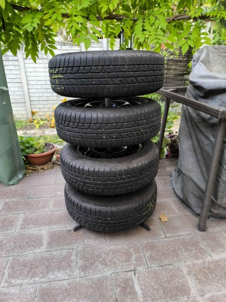 Felni téli gumival 185/65 R15 és tárolóállvánnyal