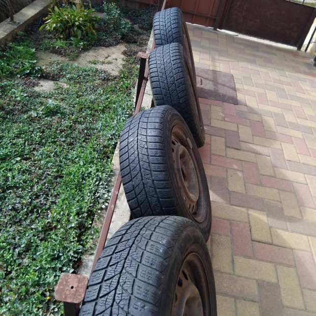 Felni tli gumival Nissan