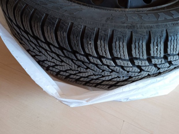 Felnire szerelt Nokian garnitúra 185/60R15r15