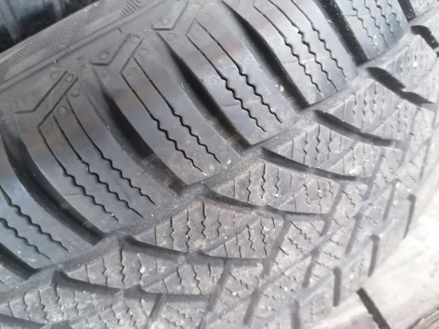 Felnire szerelt tli gumi