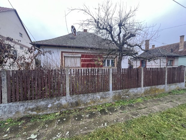 Fels�-J�zsa - FEL�J�TAND� - csal�di h�z elad�!