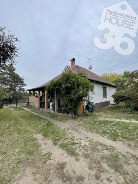 Fels�csal�nosban sz�pen karbantartott napelemes tanya elad�!