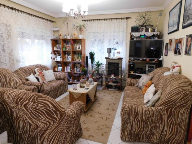Fels�j�zs�n, 667 m2-es telken, 2 szoba-nappalis csal�di h�z elad�