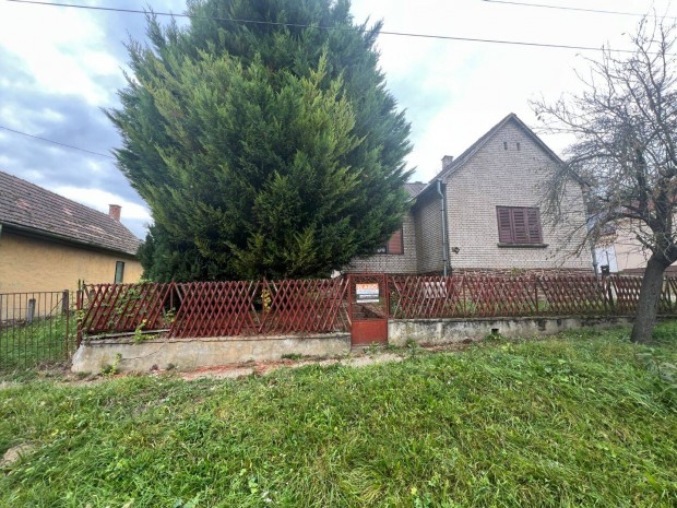 Fels�mocsol�don Fel�j�tand� Csal�di H�z Elad�