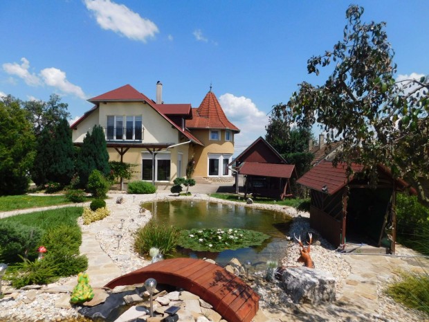 Fels�p�hokon 2 gener�ci�s h�z kerti t�val, erd�r�sszel elad�