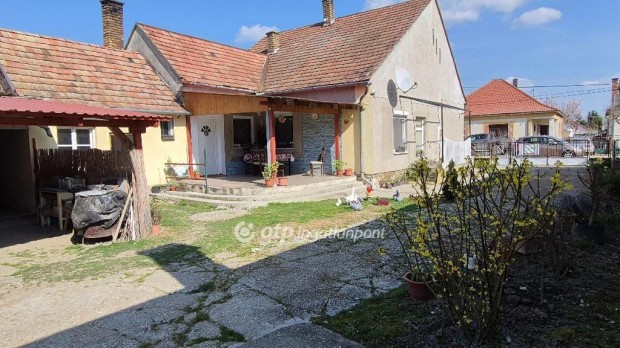 Fels�szentm�rtoni elad� 120 nm-es h�z