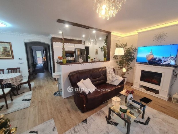 Fels�t�rk�nyi 90 nm-es h�z elad�