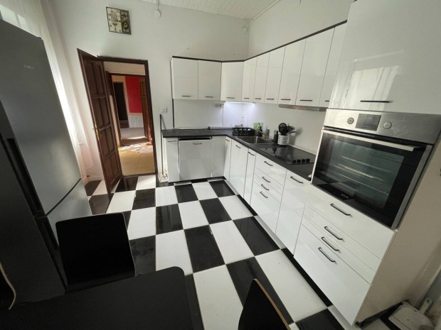 Fels�v�rosban 2 nappalis, 4 szob�s csal�di h�z