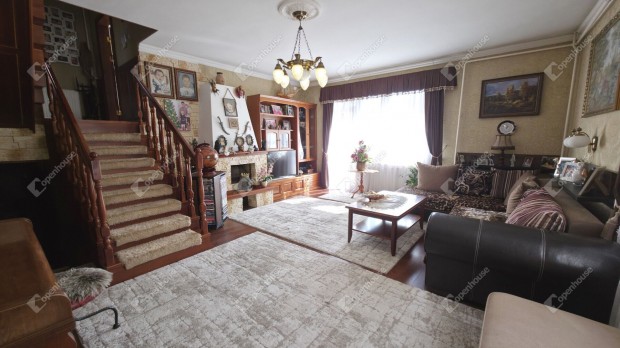 Fels�zsolc�n 6 szob�s n�v�s csal�di h�z gy�ny�r� kerttel elad�