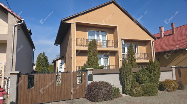 Fels�zsolc�n 6 szob�s n�v�s csal�di h�z gy�ny�r� kerttel elad�