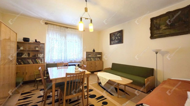 Felsőzsolcán, központi helyen 3 szobás családi ház reális áron eladó!