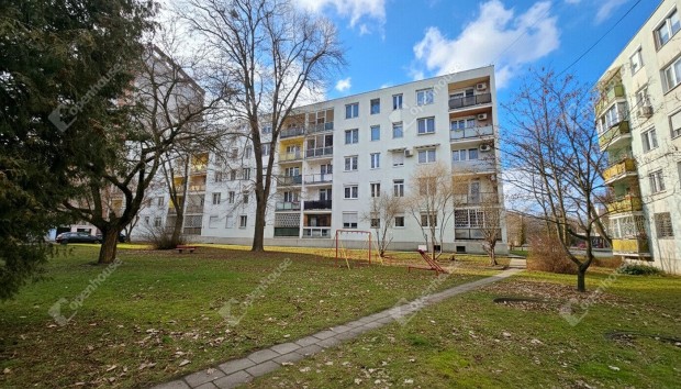 Fel�j�tand�, 4. emeleti 28 m2-es garzon lak�s a D�l-Kili�nban elad�!