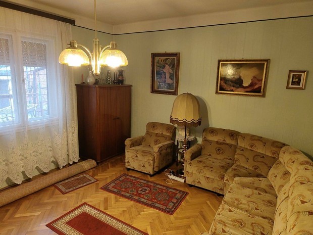 Fel�j�tand�, de lakhat� ikerh�z a Stadion mellett ritka lok�ci�