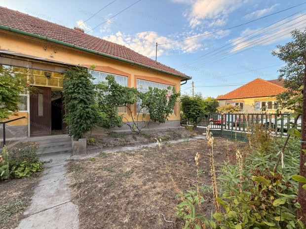 Fel�j�tand�, de stabil paraszth�z Poroszl�n!