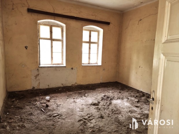 Fel�j�tand�, utcafronti, k�l�n�ll� h�zr�sz a belv�rosban