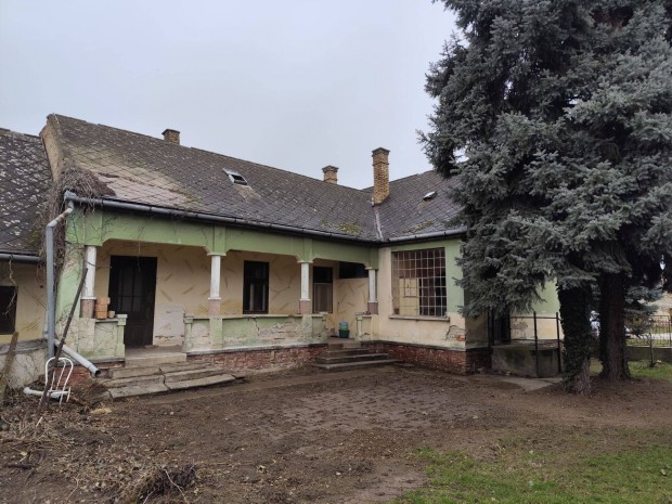 Fel�j�tand� csal�di h�z Lajoskom�rom, Kossuth utca 1/A