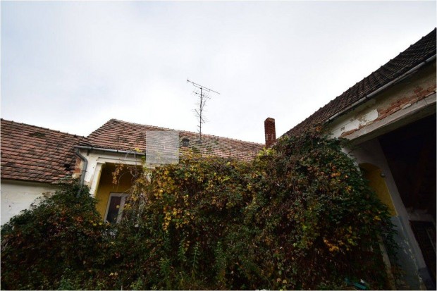 Fel�j�tand� csal�di h�z az osztr�k hat�r mellett