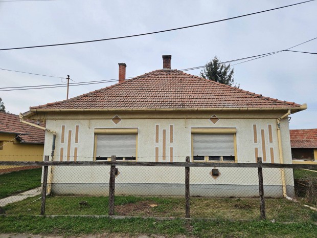 Feljtand csaldi hz elad