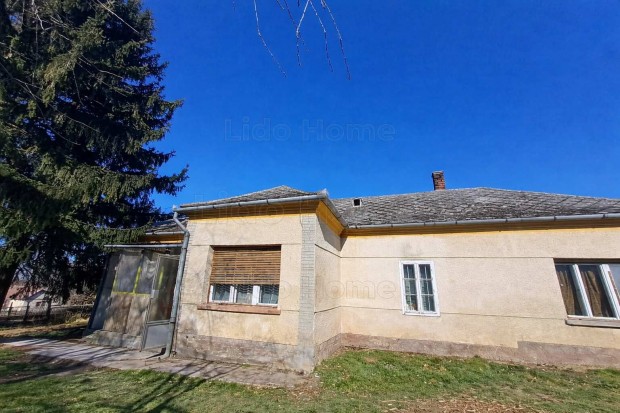 Fel�j�tand� csal�di h�z hatalmas telekkel Kerecsenyben