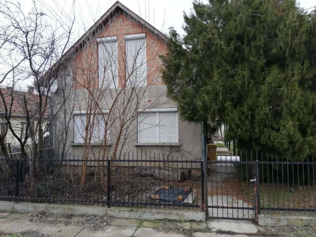 Fel�j�tand� csal�di h�z s�rg�sen elad� Elek egyik kedvelt, nyugodt r�s