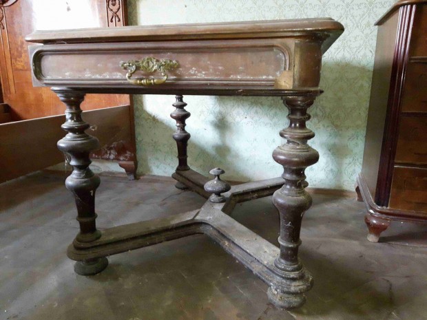 Feljtand faragott fikos asztal, antik