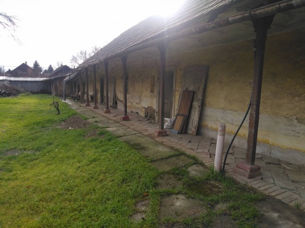 Fel�j�tand� h�z elad�