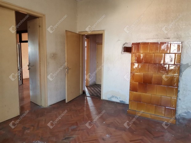 Fel�j�tand� nagypolg�ri csal�di h�z Kom�rom....