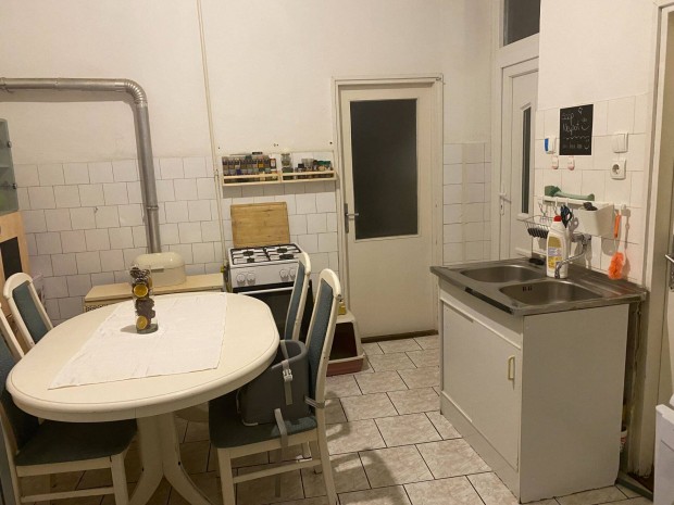 Fel�j�tand� t�gla lak�s a belv�ros k�zel�ben - 55m2-