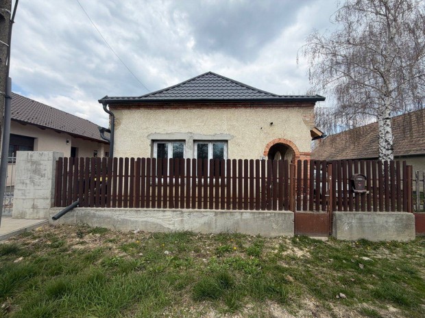 Fel�j�t�s alatt �ll�, k�zel k�sz csal�di h�z Kocson