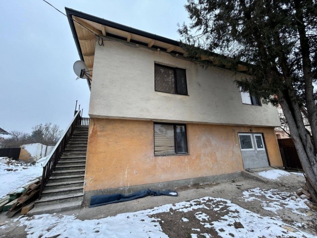 Fel�j�t�s alatti, t�bbgener�ci�s csal�di h�z Maroshegyen