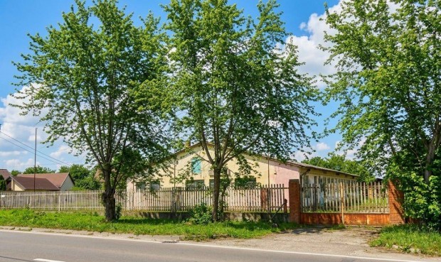 Fel�j�t�sra szorul� ipari csarnok elad� Dunaf�ldv�ron!