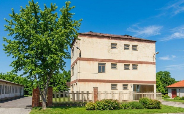 Fel�j�t�sra szorul� irodah�z elad� Dunaf�ldv�ron!