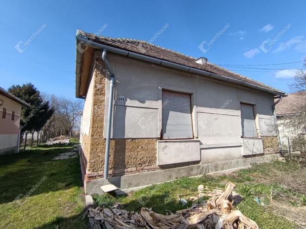 Fel�j�t�sra v�r� csal�di h�z Segesd k�zpontj�ban