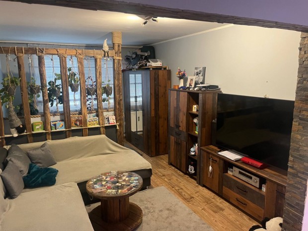 Fel�j�tott 1+ f�lszoba hallos panel lak�s