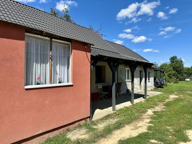 Fel�j�tott 2 + f�l szob�s csal�di h�z meg�jult tet�vel Pacs�n