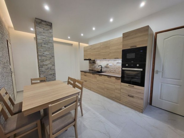 Fel�j�tott 2. emeleti t�glalak�s Koml�n