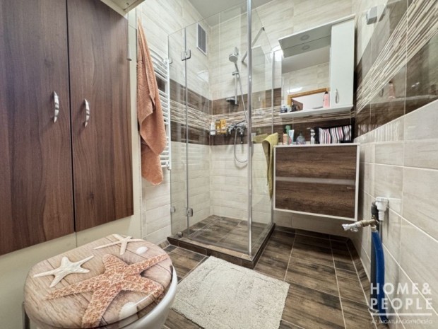 Fel�j�tott 2 szob�s,erk�lyes panel lak�s elad� H�dmez�v�s�rhelyen!