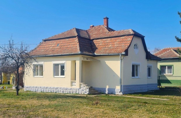 Fel�j�tott 3 szob�s csal�di h�z saroktelken - K�l