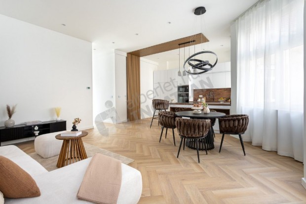 Fel�j�tott 3 szob�s luxuslak�s elad� az Egyetem t�rn�l